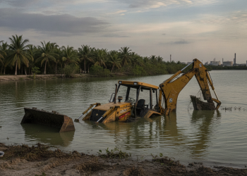 Retroexcavadora se hunde en laguna de Altamira (Tamaulipas): qué costos y coberturas considerar tras un accidente laboral
