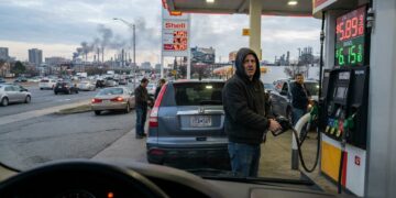 Precio del petróleo sube más de 9% por escalada entre EU e Irán: qué puede pasar con la gasolina y la movilidad