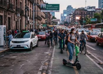 Movilidad: entre scooters económicos y el reto de infraestructura para autos eléctricos en la región
