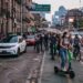 Movilidad: entre scooters económicos y el reto de infraestructura para autos eléctricos en la región