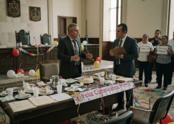 Magistrado de Campeche justifica usar sala pública para festejo de su madre; autoridades y ciudadanos cuestionan el uso de recursos