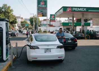 Coches eléctricos: cómo la electrificación está desmontando el negocio del petróleo y qué puede significar para conductores en México
