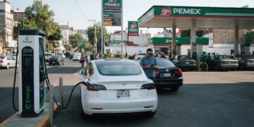 Coches eléctricos: cómo la electrificación está desmontando el negocio del petróleo y qué puede significar para conductores en México